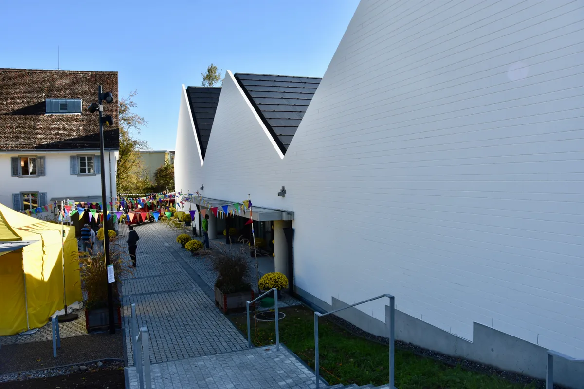 Die drei markanten Giebel prägen das Bauwerk. (Archiv) Der Neubau des bedeutenden Kulturgebäudes ist für Vereine und Veranstaltungen ein Meilenstein.